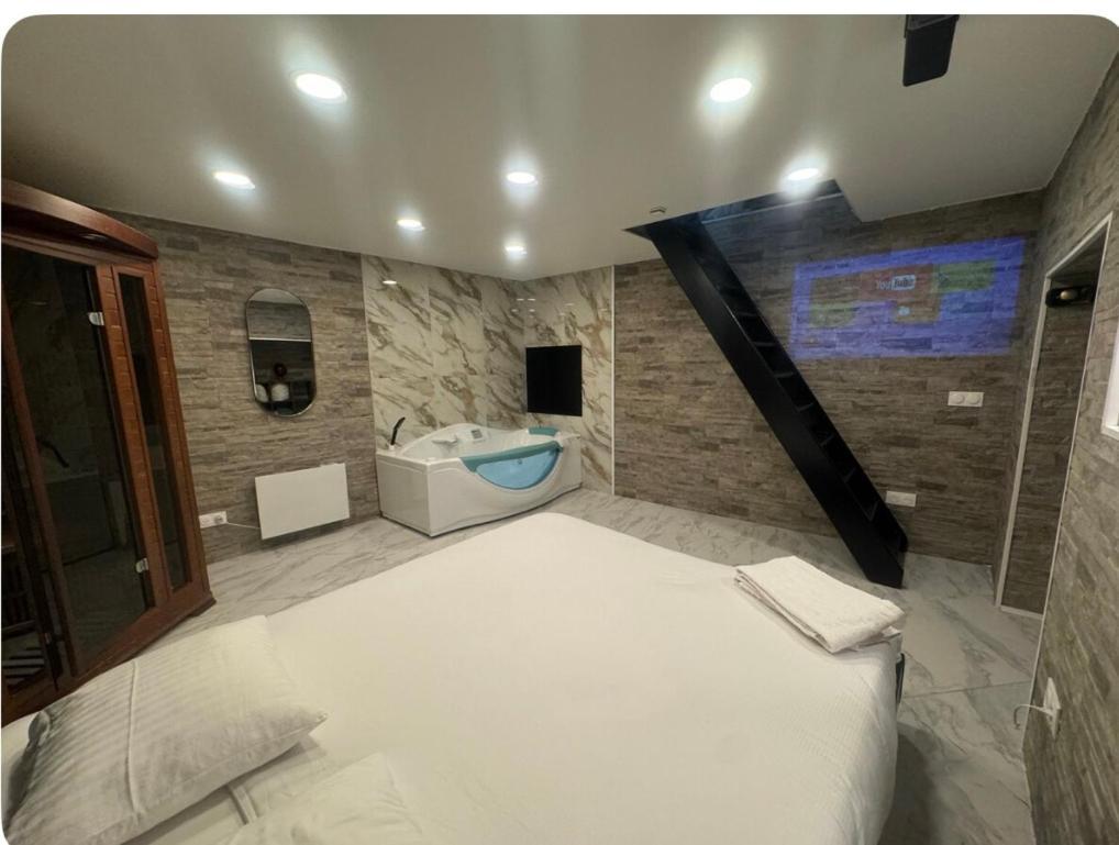 Maison Appartement Triplex Avec Jacuzzi Et Sauna Saint-Etienne  Esterno foto